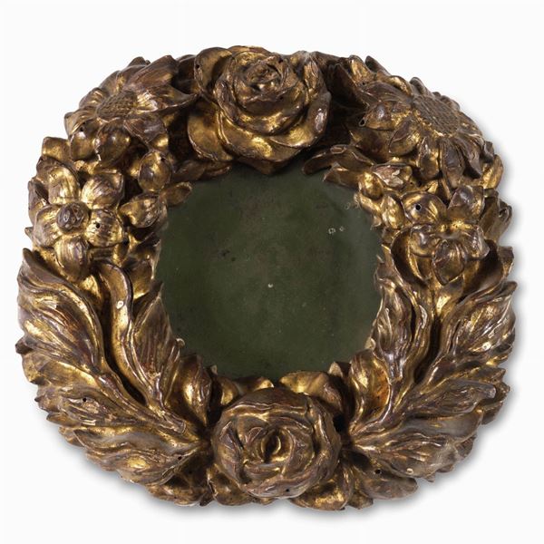 Specchiera a cesto in legno intagliato e dorato