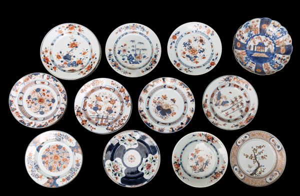 Collezione di ventuno piatti, 3 piatti Famiglia Rosa e 18 piatti stile Imari, Cina, XVIII secolo
