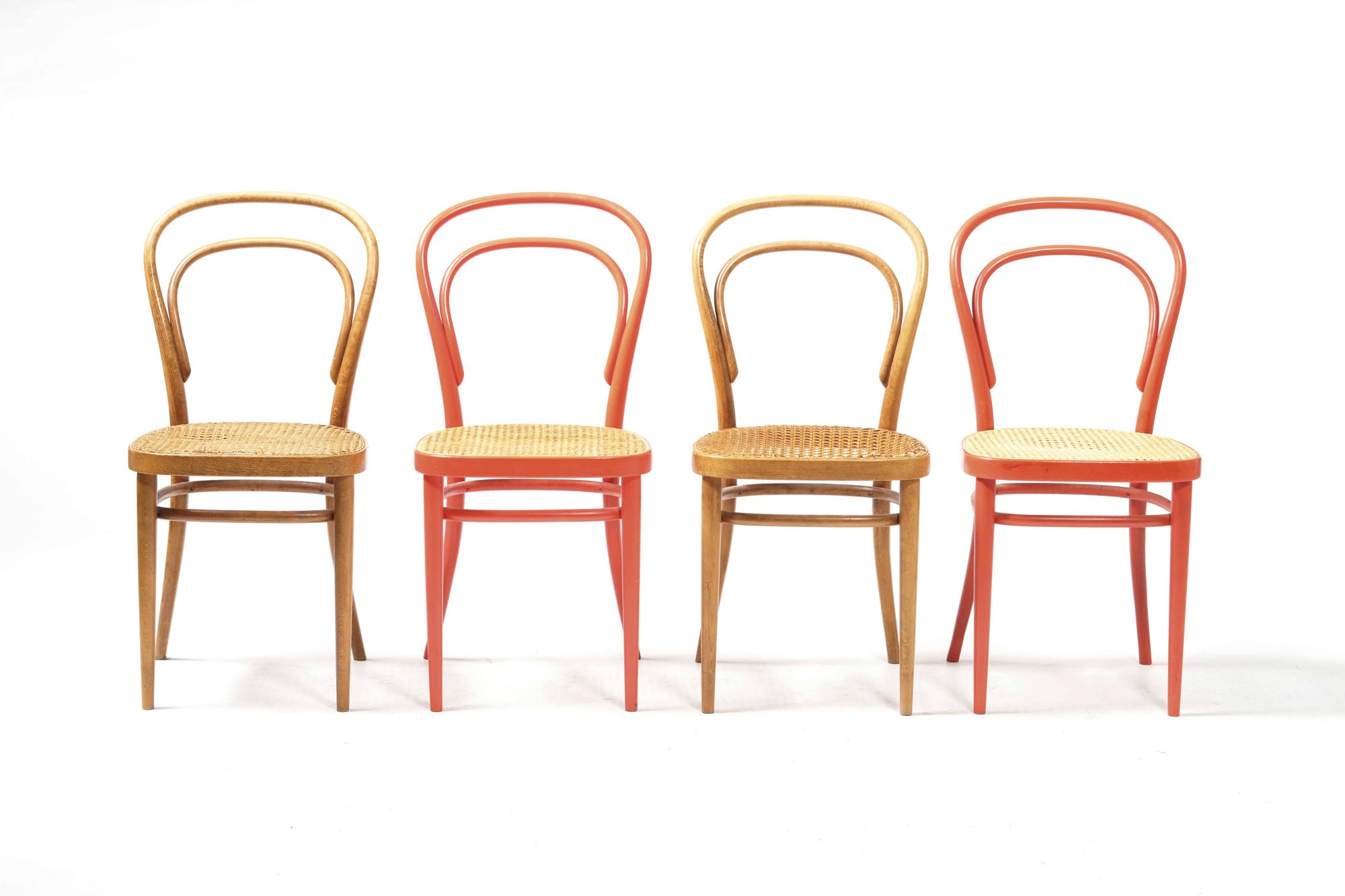 Insieme di Otto Sedie in Legno Curvato. XX Secolo