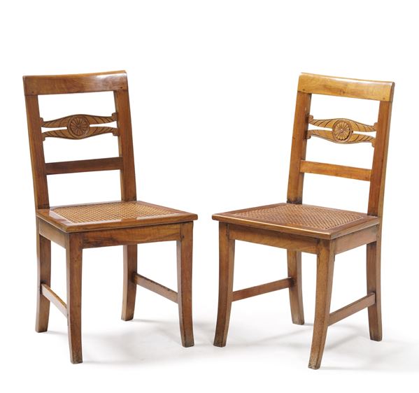 Coppia di sedie in legno intafgliato. XIX secolo