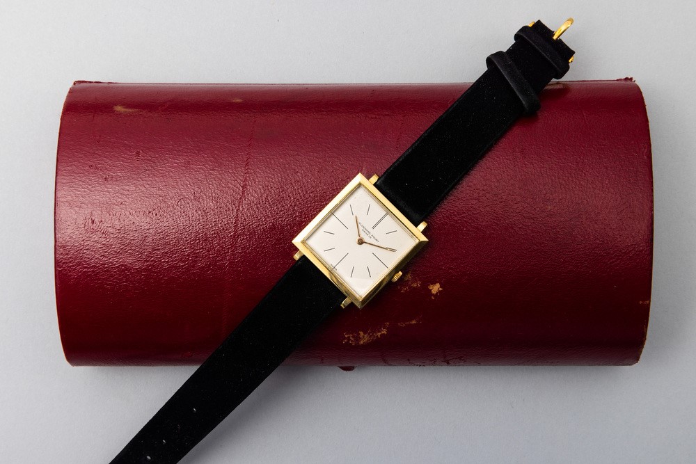 Audemars Piguet - Elegante Orologio di Forma Ultrapiatto a Carica Manuale Accompagnato da Astucci...