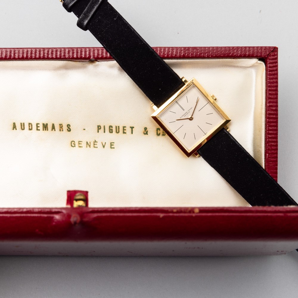 Audemars Piguet - Elegante Orologio di Forma Ultrapiatto a Carica Manuale Accompagnato da Astucci...