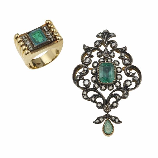 Spilla e anello con gemme verdi sintetiche e rosette di diamanti
