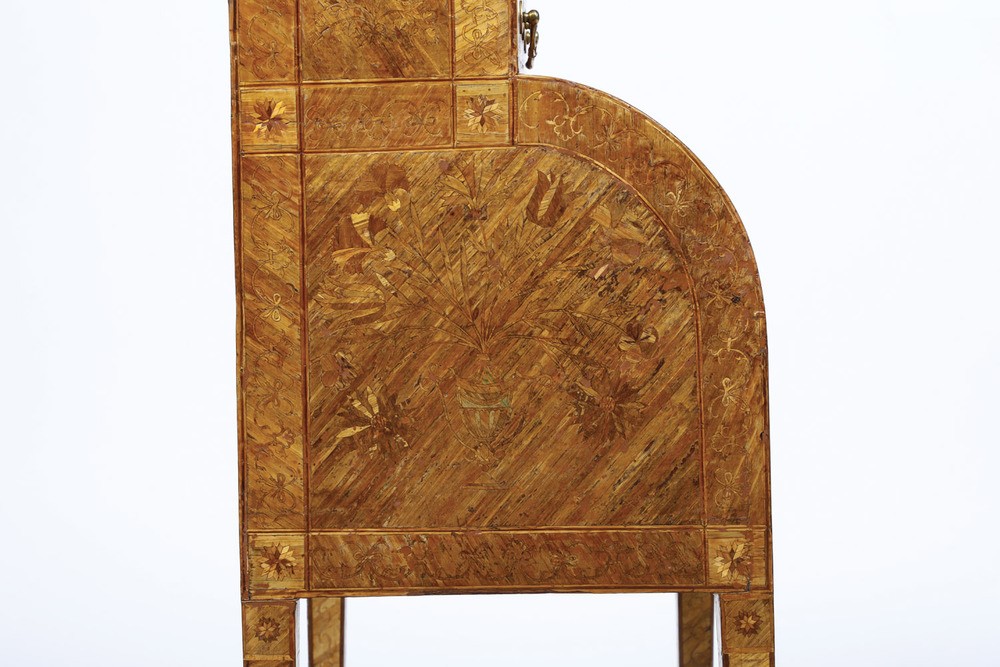 Raro Scrittoio a Rullo in Legno Lastronato ed Intarsiato in Paglia Colorata. Francia XVIII Secolo