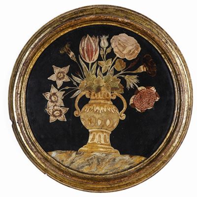 Coppia di Nature Morte, Scagliola Policroma e Cornici in Legno Modanato e Dorato. Arte Italiana d...