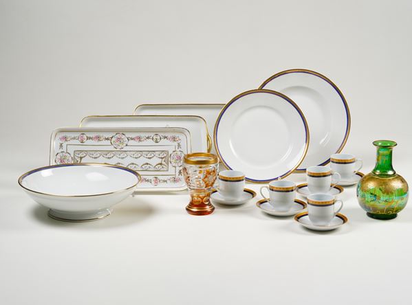 Parte di un servizio, ceramiche e vetri diversi, XX secolo.