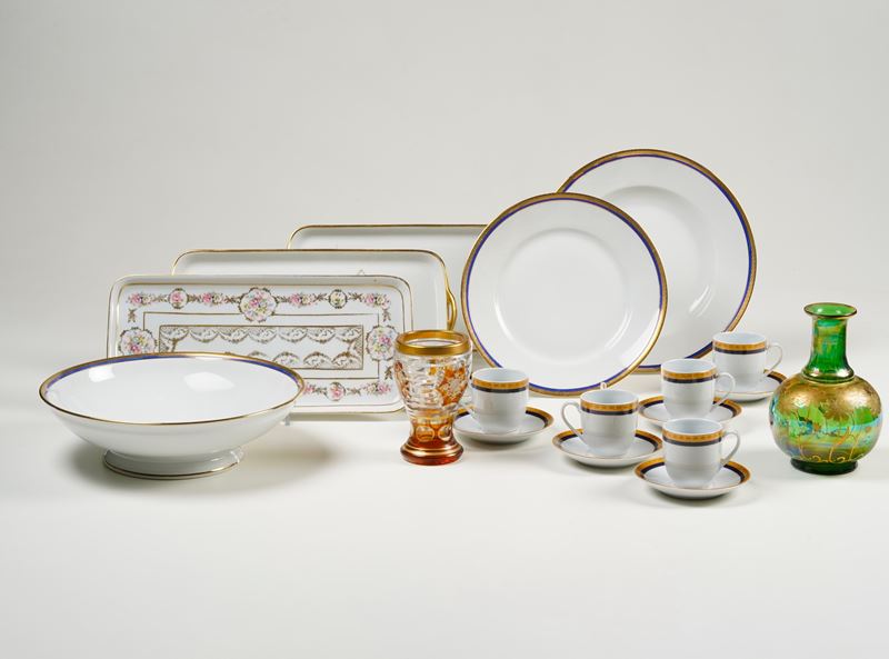 Parte di un servizio, ceramiche e vetri diversi, XX secolo.  - Auction Ceramics - Cambi Casa d'Aste
