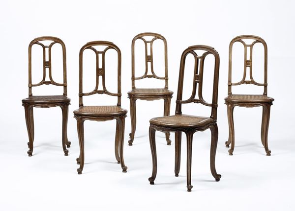 Cinque sedie in legno intagliato