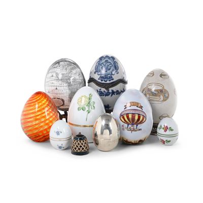 Collezione di uova decorative, materiali vari, XX secolo