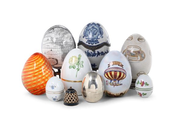 Collezione di uova in diversi materiali. Varie epoche e manifatture del XX secolo