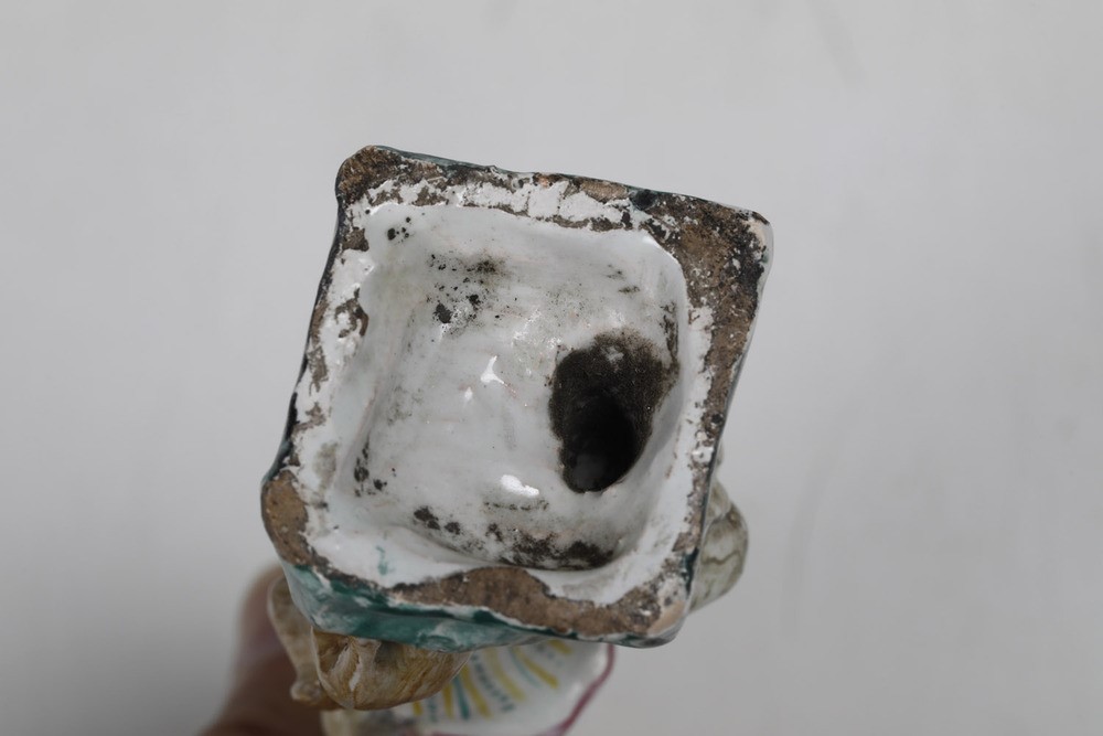 Figurina di ragazzo con cane. Savona, 1780-1790 circa.