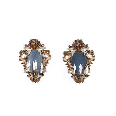 Coppia di Appliques in Legno Intagliato, Traforato, Laccato e Dorato. XIX-XX Secolo