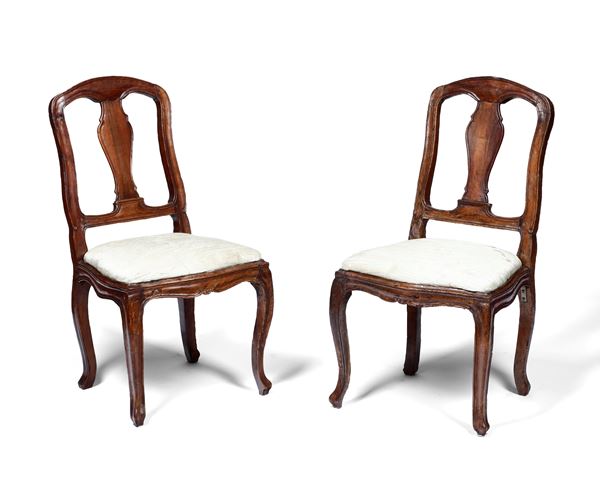 Coppia di sedie in noce. XVIII secolo
