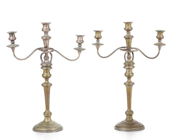 Coppia candelabri a tre luci in metallo argentato. XX secolo