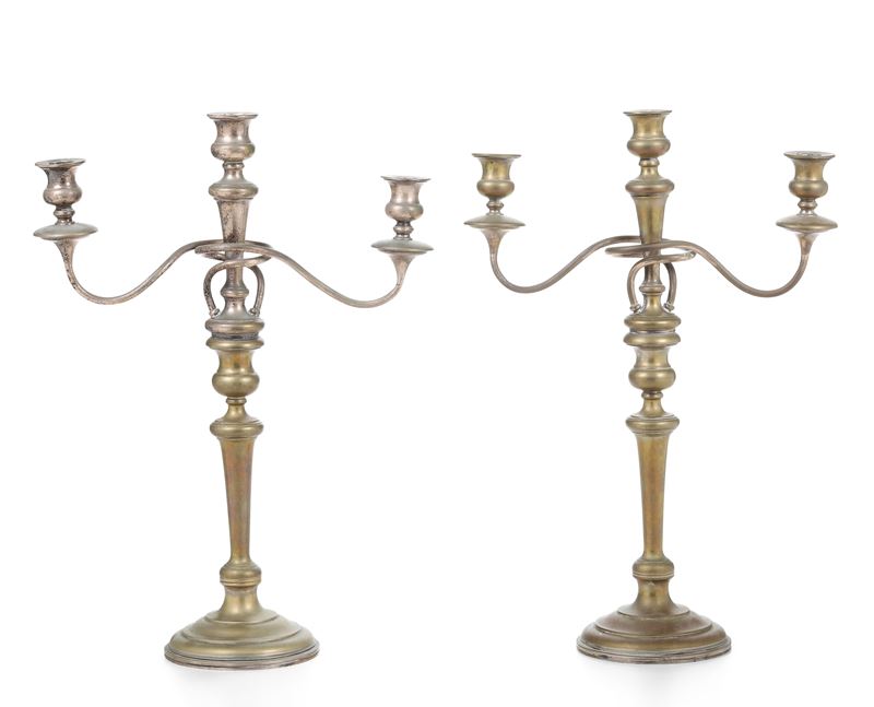 Coppia candelabri a tre luci in metallo argentato. XX secolo  - Auction Italian Mansions - Cambi Casa d'Aste