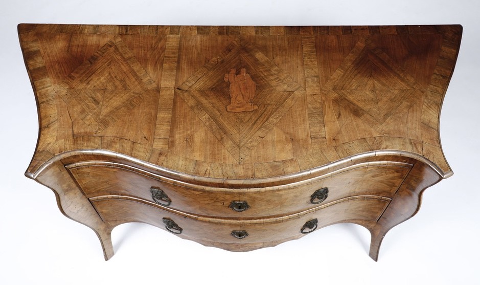 Cassettone Lastronato e Intarsiato a Marqueterie. XVIII Secolo