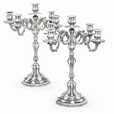 Coppia di Candelabri a Cinque Fiamme. Italia XX Secolo. Argentiere Guerci & C., Alessandria