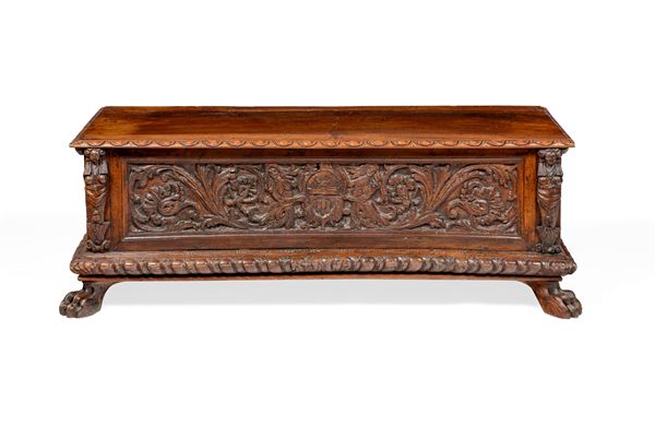 Cassapanca in legno di noce riccamente intagliato. XVII secolo