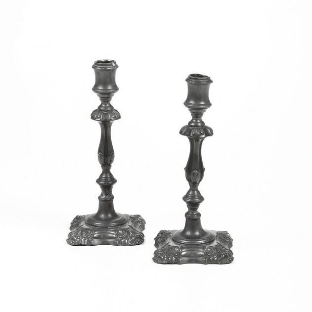 Coppia di candelieri ad una luce in metallo argentato. XX secolo  - Asta Dimore Italiane - Cambi Casa d'Aste