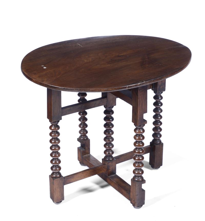 Tavolinetto in noce con gambe tornite. XIX secolo  - Asta Antiquariato - Cambi Casa d'Aste