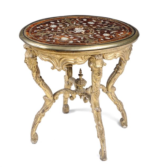 Tavolino da centro in legno intagliato e dorato. XVIII secolo