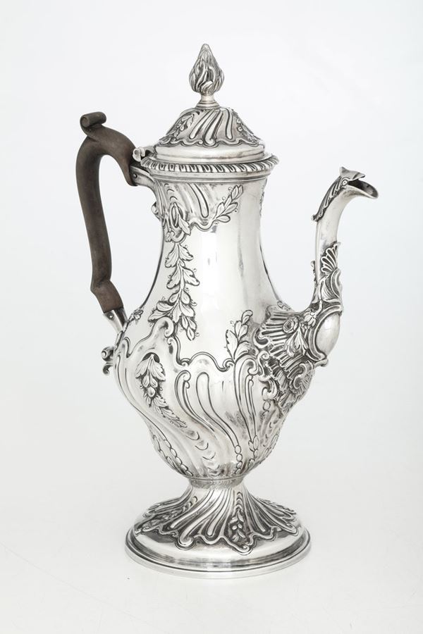 Caffettiera. Londra 1769. Marchio dell'argentiere D W (non identificato).