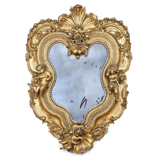 Specchiera sagomata in legno intagliato e dorato.