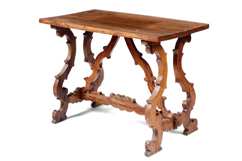 Tavolino a fratina in noce con gambe a lira. XIX secolo  - Auction Italian Mansions - Cambi Casa d'Aste