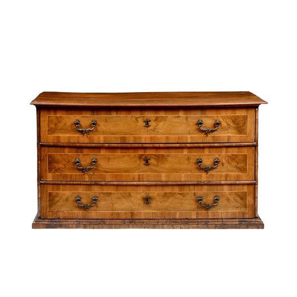 Cassettone lastronato in legno di noce. XVIII-XIX secolo