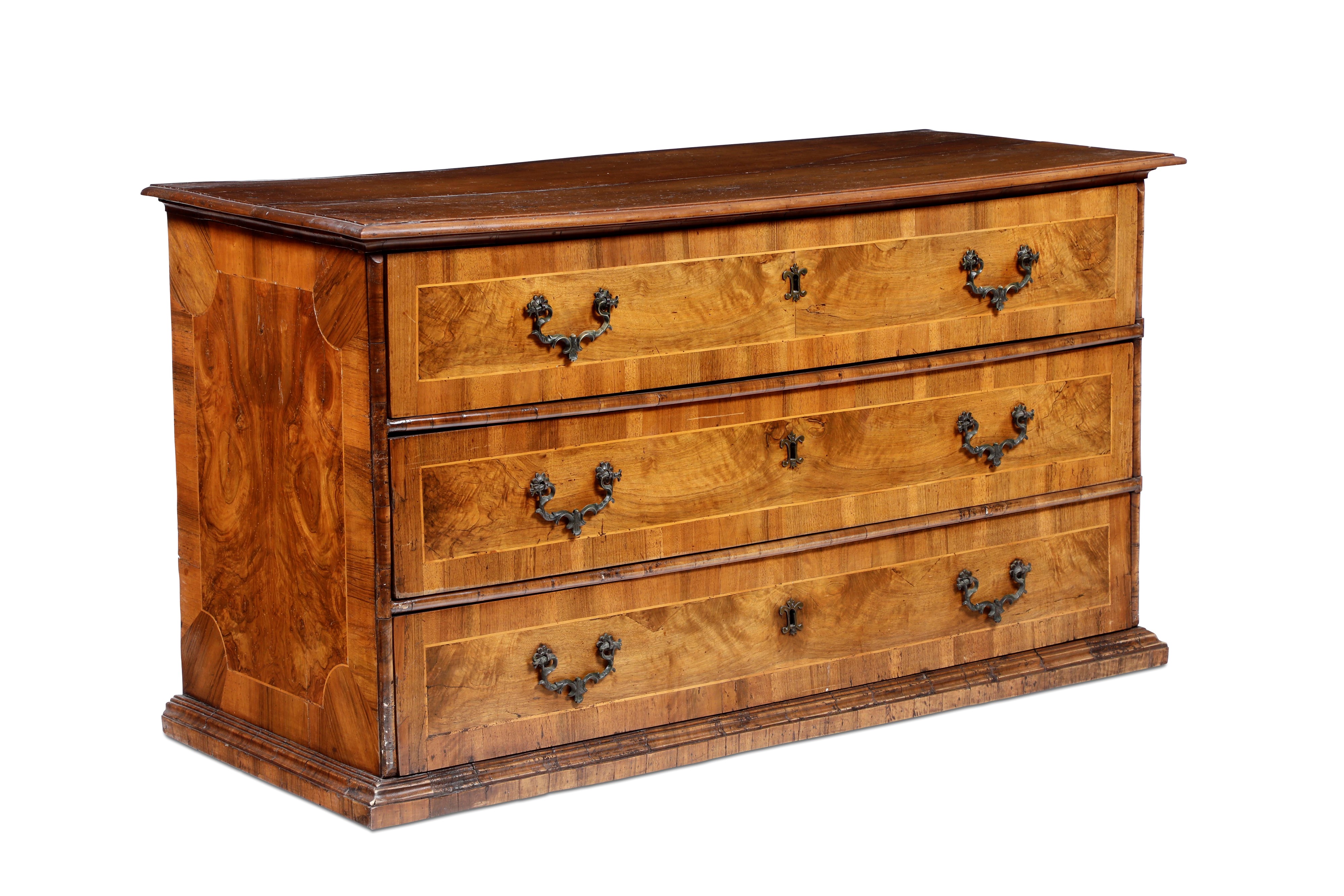 Cassettone Lastronato in Legno di Noce. XVIII-XIX Secolo