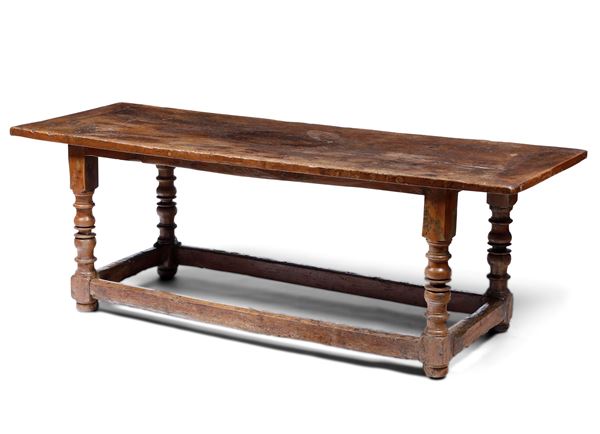 Tavolino fratino in legno di noce. XVII-XVIII secolo