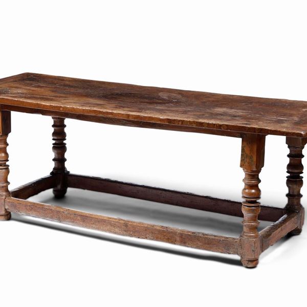 Tavolino fratino in legno di noce. XVII-XVIII secolo