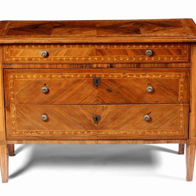Cassettone Lastronato in Noce e Filettato in Legno Dolce. XVIII Secolo