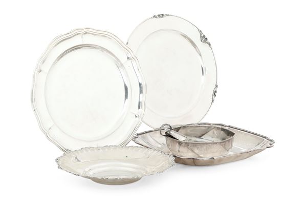 Insieme di oggetti e piatti in argento (nel lotto una coppetta in metallo argentato). Differenti manifatture italiane del XX-XXI secolo