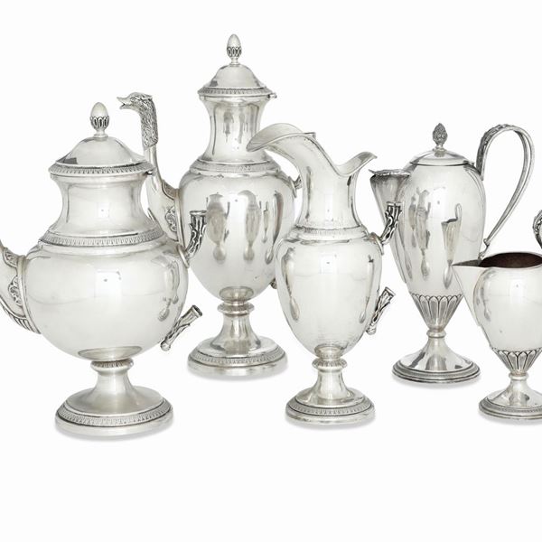 Servizio da tè e caffè e versatoio e lattiera di differente manifattura. Argenteria italiana del XX secolo
