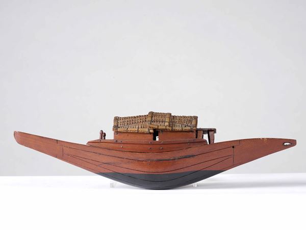 Modello di imbarcazione asiatica in legno. XX secolo