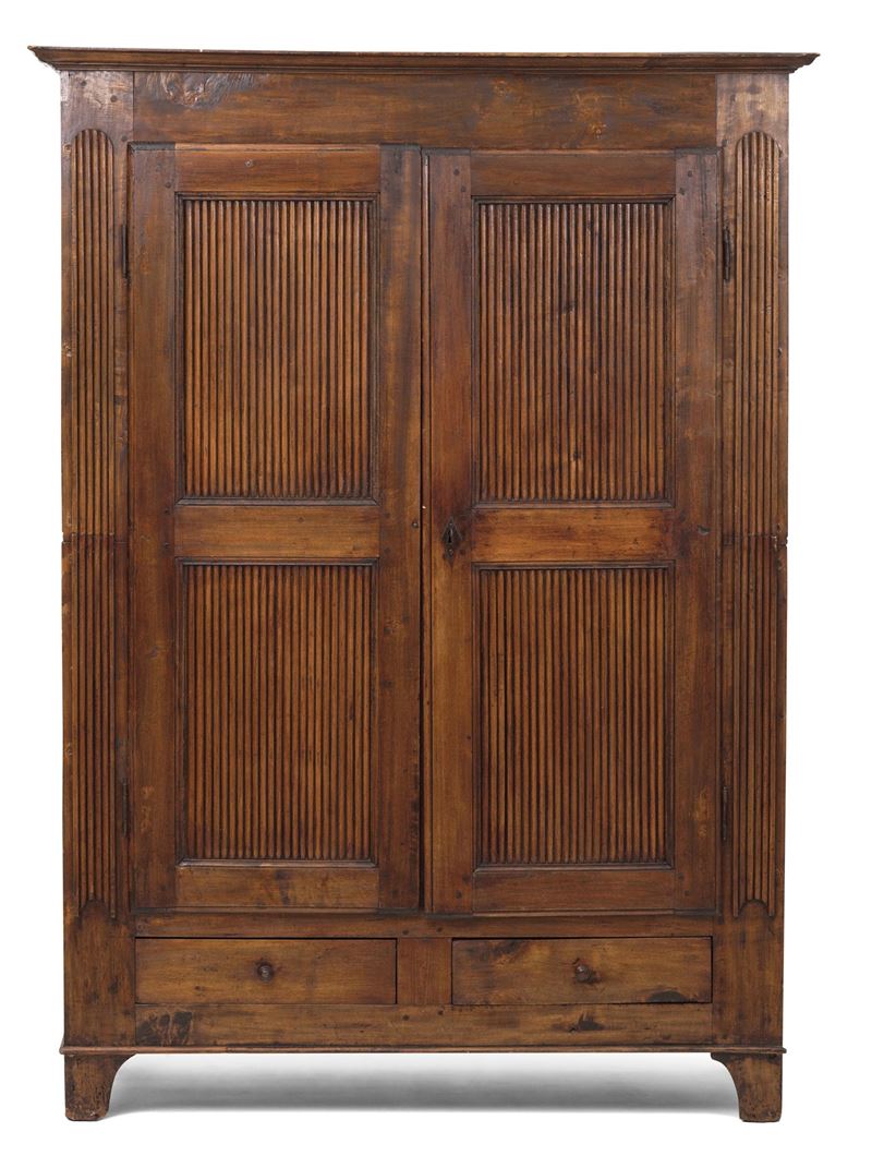 Armadio a due ante in legno intagliato. XIX-XX secolo  - Asta Antiquariato Luglio - Cambi Casa d'Aste