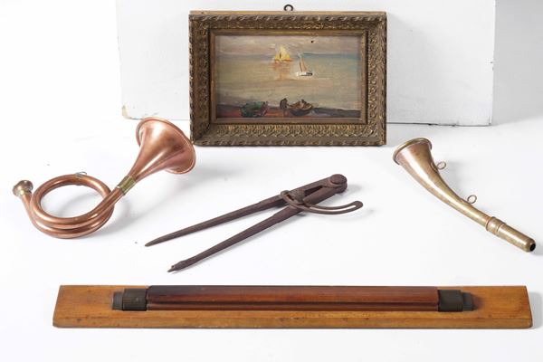 Due piccoli corni in rame, un compasso, uno strumento da misurazione e un piccolo dipinto su tavola