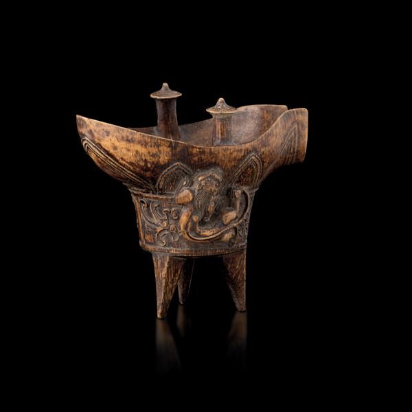 Coppa da libagione in bamboo di forma arcaica con animale fantastico a rilievo, Cina, Dinastia Qing, XIX secolo
