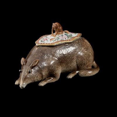 Zuppiera e Coperchio a Forma di Ghiro Porcellana Decorata con Smalti Policromi e Oro, Cina, Dinas...