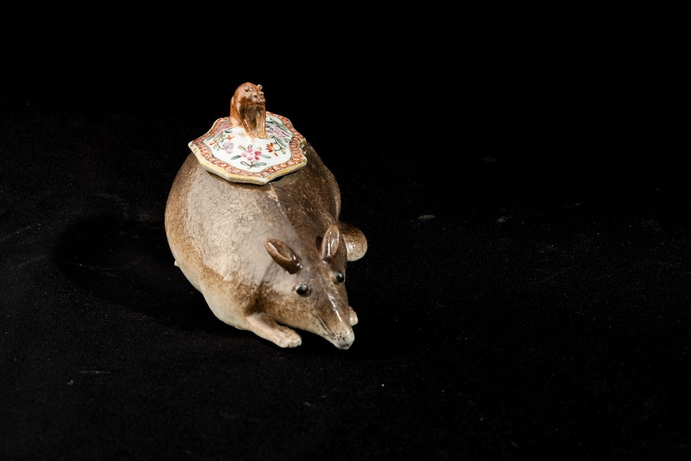 Zuppiera e Coperchio a Forma di Ghiro Porcellana Decorata con Smalti Policromi e Oro, Cina, Dinas...