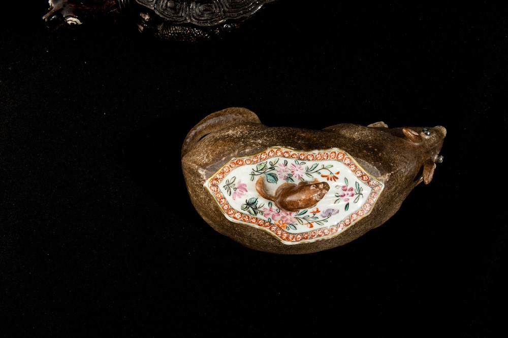 Zuppiera e Coperchio a Forma di Ghiro Porcellana Decorata con Smalti Policromi e Oro, Cina, Dinas...