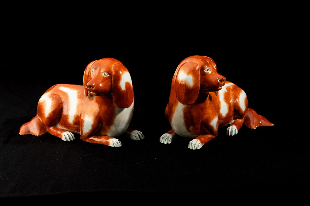 Coppia di Cagnolini in Porcellana Decorata in Smalto Rosso Ferro e Nero, Cina, Dinastia Qing, Per...