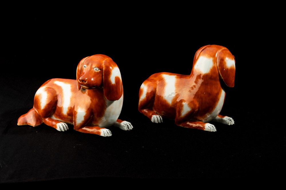 Coppia di Cagnolini in Porcellana Decorata in Smalto Rosso Ferro e Nero, Cina, Dinastia Qing, Per...