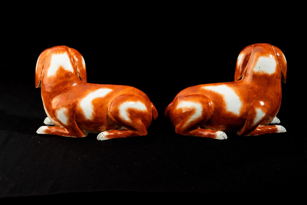 Coppia di Cagnolini in Porcellana Decorata in Smalto Rosso Ferro e Nero, Cina, Dinastia Qing, Per...