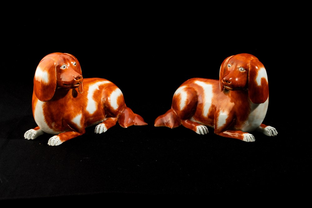 Coppia di Cagnolini in Porcellana Decorata in Smalto Rosso Ferro e Nero, Cina, Dinastia Qing, Per...