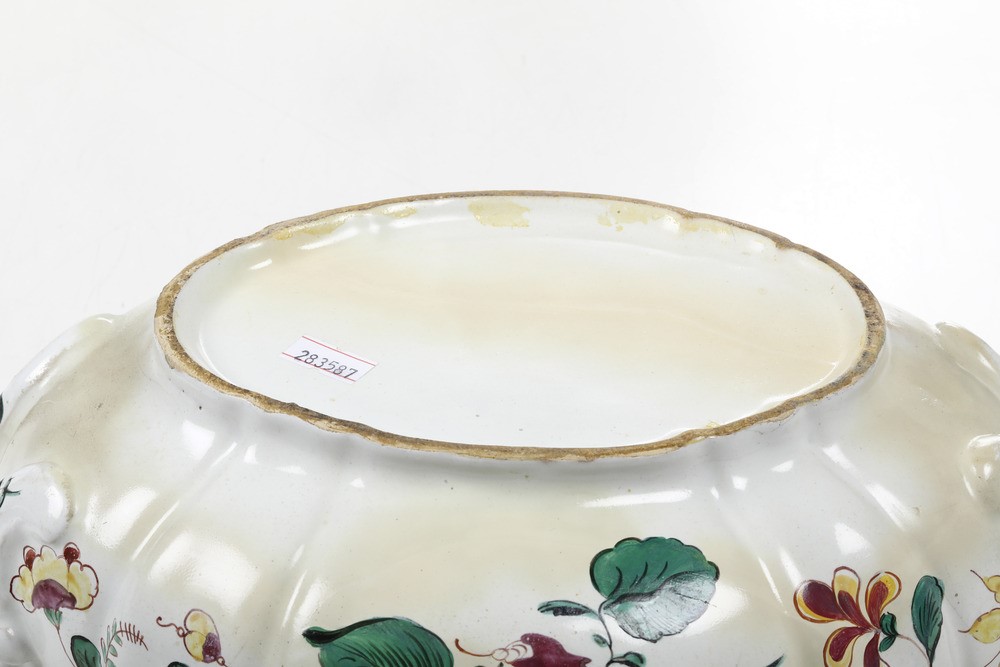 Una zuppiera e una coppia di piatti. Bologna, Manifattura di Antonio Rolandi e Giuseppe Finck, 17...