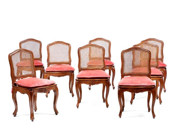 Otto sedie in noce scolpito. Genova XVIII secolo