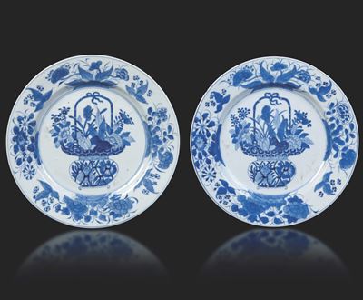 Cina, Coppia di piatti in porcellana bianca e blu con decorazioni naturalistiche e floreali, Dina...