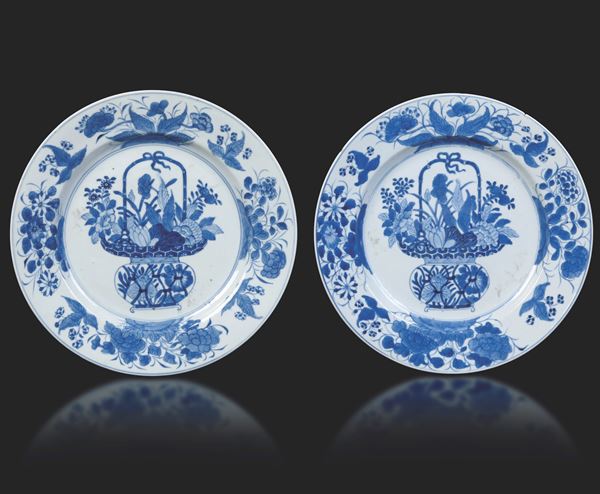 Coppia di piatti in porcellana bianca e blu con soggetti naturalistici e decori floreali, Cina, Dinastia Qing, epoca Kangxi (1662-1722)